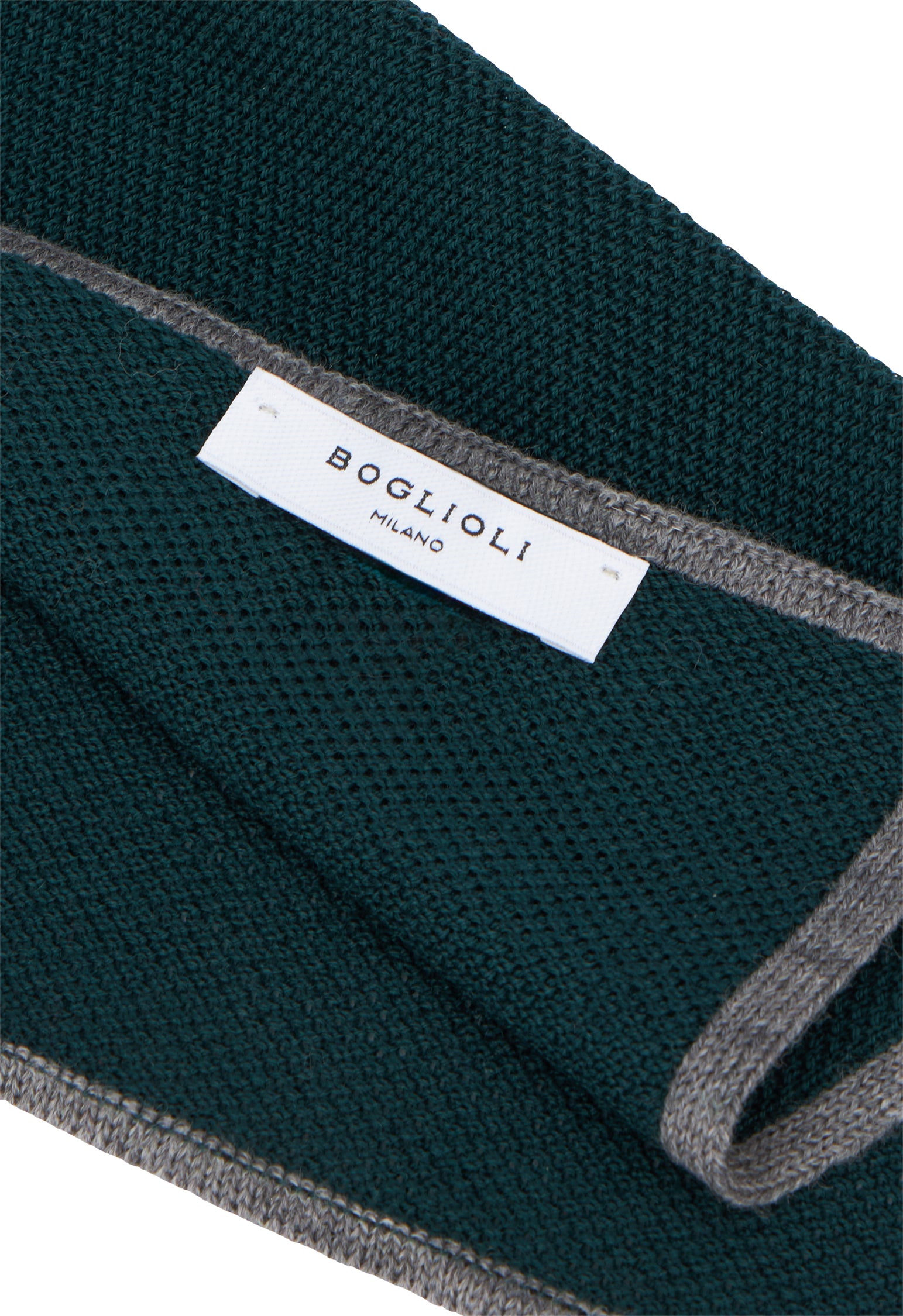 Pochette in seta verde con bordino a contrasto
