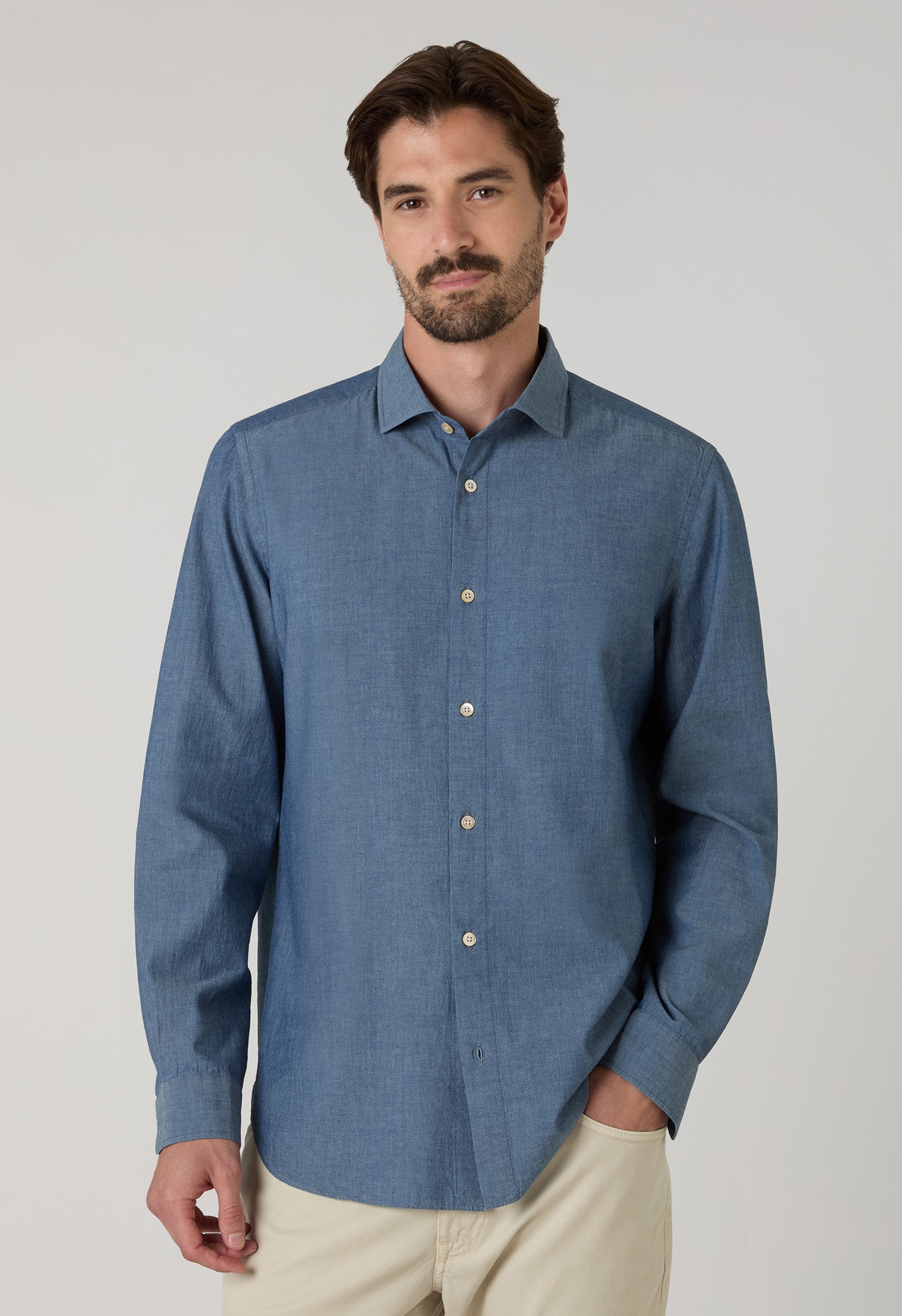 Hellblaues Denimhemd