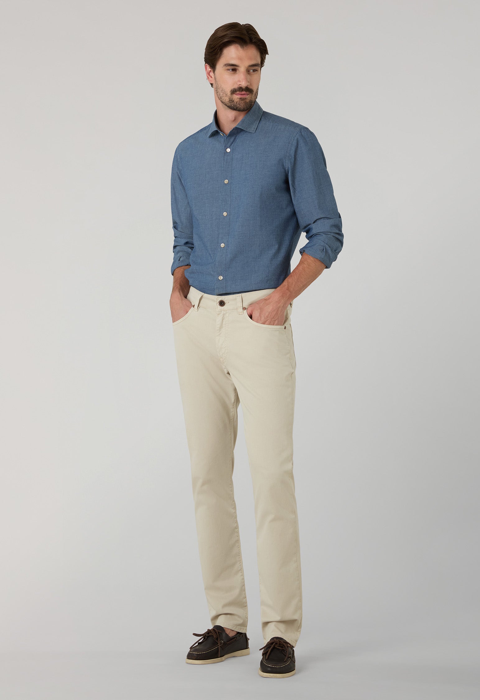 Hellblaues Denimhemd