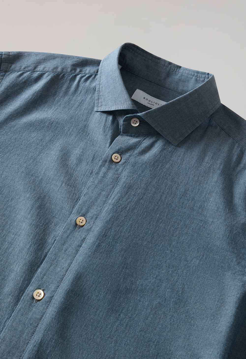 Hellblaues Denimhemd