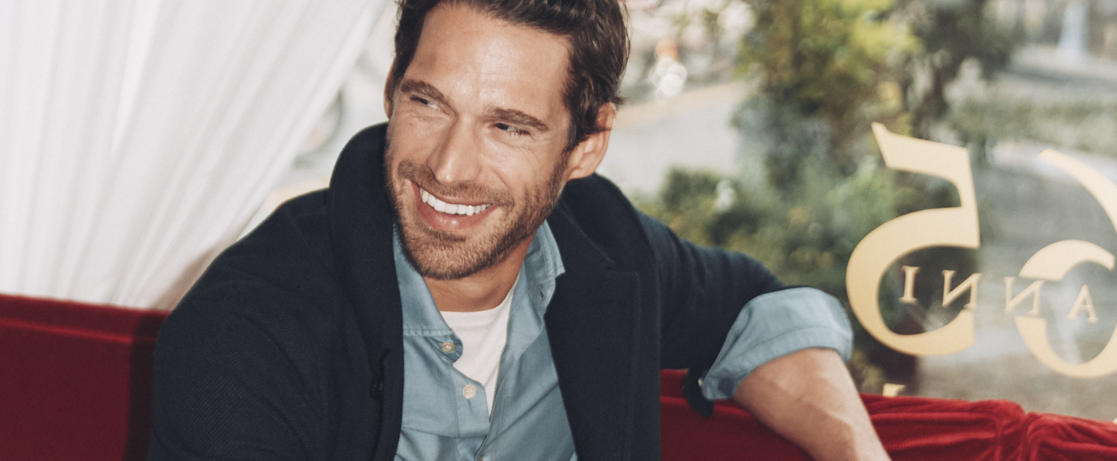 uomo con giacca blu nuova collezione